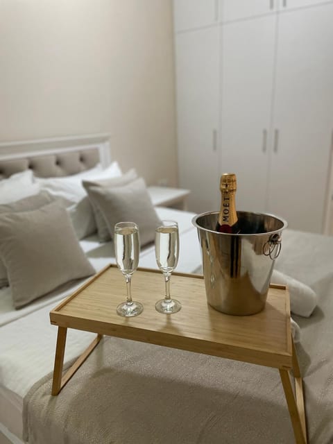 Bed, Food and drinks, Bedroom, Drinks