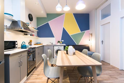 Kitchen or kitchenette, Dining area