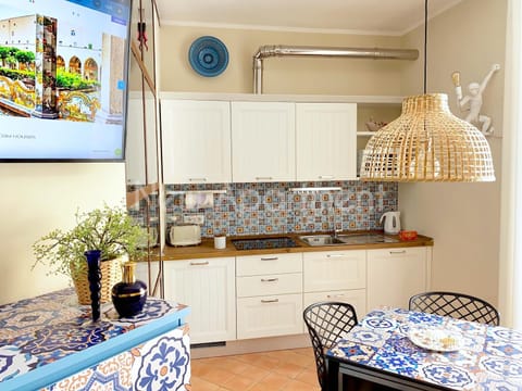TV and multimedia, Kitchen or kitchenette, Living room, Photo of the whole room, Decorative detail, Dining area