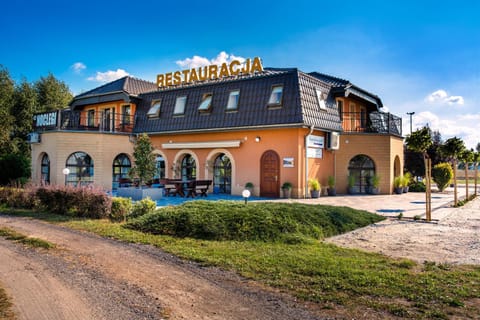 Restaurant/places to eat, Facade/entrance, BBQ facilities, Garden, Balcony/Terrace, Banquet/Function facilities, Floor plan