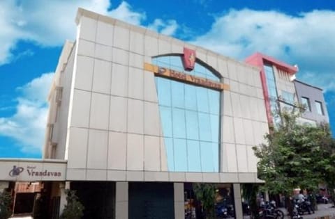 Facade/entrance, Bird's eye view