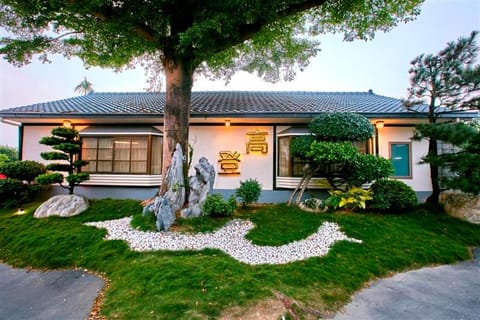 Property building, Facade/entrance, Garden
