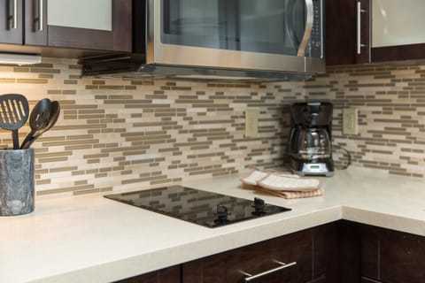 Coffee/tea facilities, Kitchen or kitchenette, stove