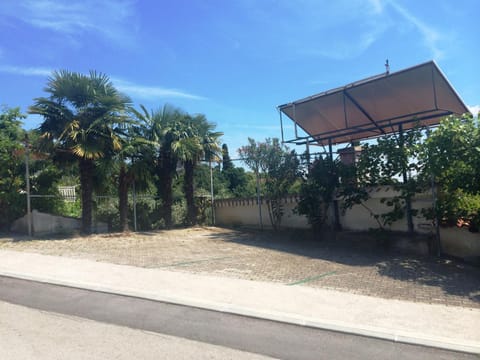 Property building, Day, Summer, On site, Area and facilities