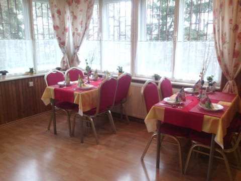 Restaurant/places to eat, Dining area