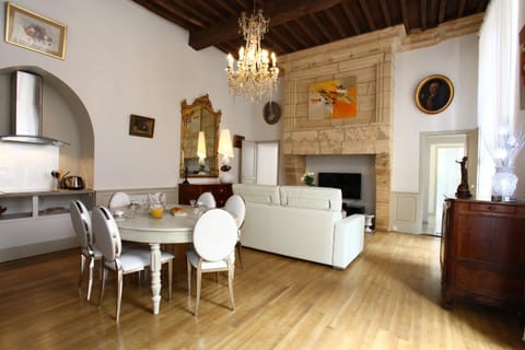 Photo of the whole room, Decorative detail