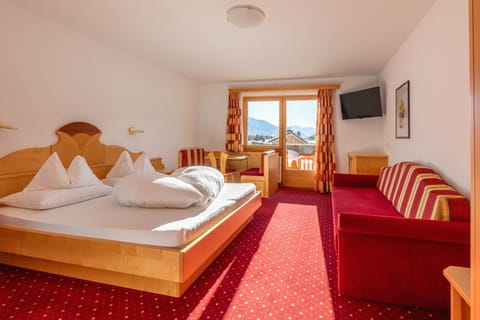 Bed, Photo of the whole room, Seating area, Bedroom