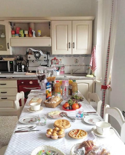 Coffee/tea facilities, Food and drinks, Breakfast