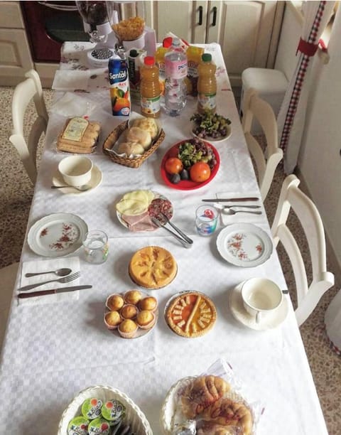 Coffee/tea facilities, Food and drinks, Breakfast