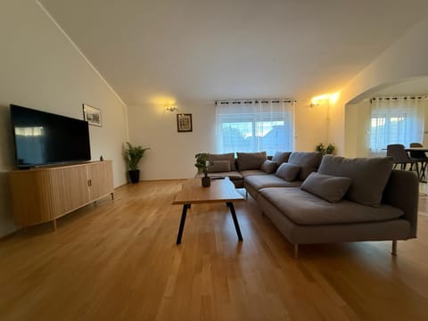 Communal lounge/ TV room, TV and multimedia, Living room, Seating area, Evening entertainment