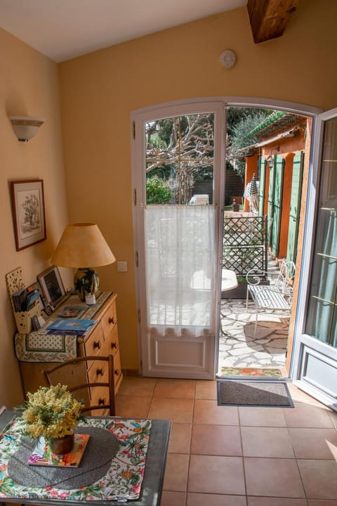 Le Clos des Oliviers 188 chemin du Hameau des Bourges 06650 Le Rouret Bed and Breakfast in Roquefort-les-Pins