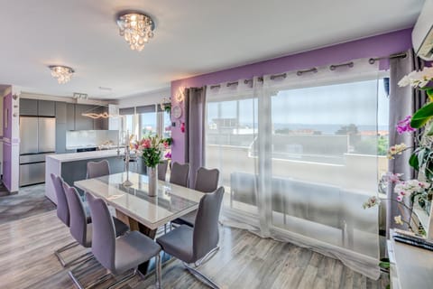 Kitchen or kitchenette, Seating area, Dining area, pet friendly