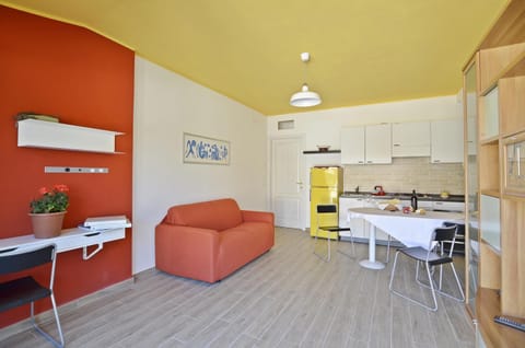 Kitchen or kitchenette, Seating area, Dining area