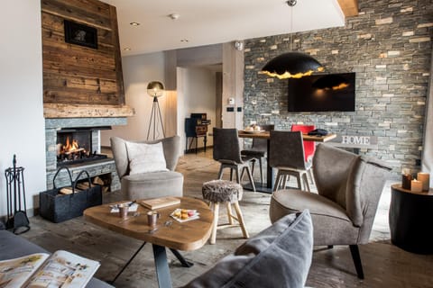 Living room, Seating area, Dining area, Mountain view, flat iron