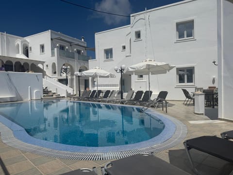 Property building, Day, Pool view, Swimming pool, sunbed