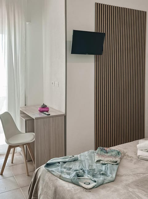 Bed, TV and multimedia, Photo of the whole room