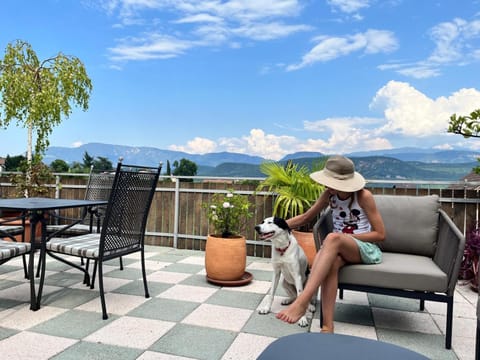 Spring, Day, People, Natural landscape, Balcony/Terrace, Seating area, Animals, Pets, Mountain view, Area and facilities