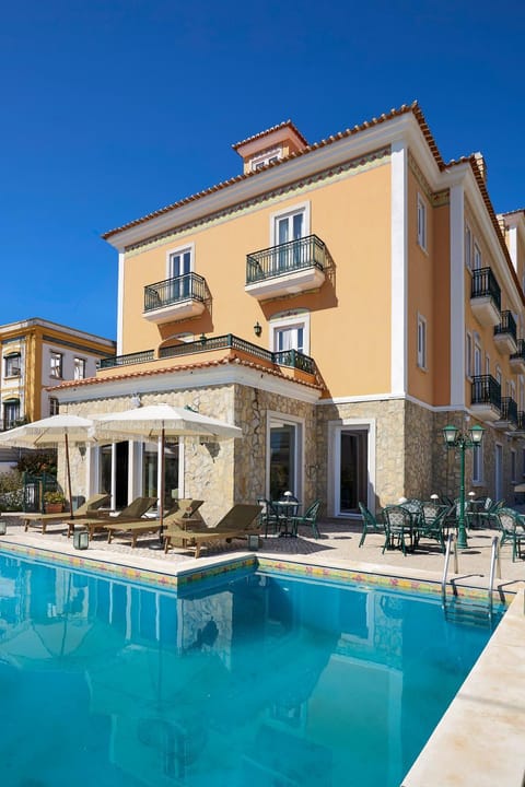 Property building, Patio, Day, Swimming pool, sunbed