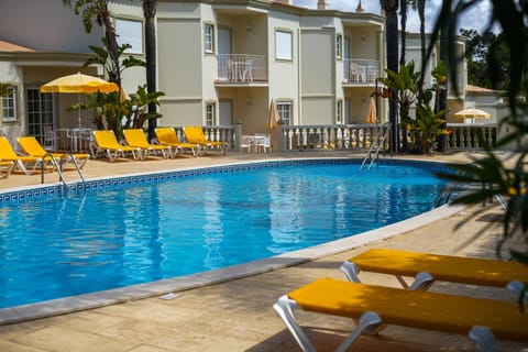 Property building, Patio, Balcony/Terrace, Swimming pool, Swimming pool, sunbed