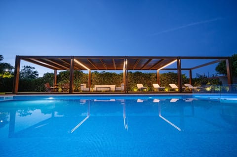 Swimming pool, sunbed