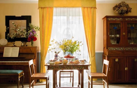 Living room, Dining area, Breakfast