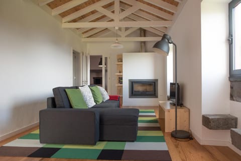 Toilet, Day, Summer, Library, TV and multimedia, Living room, Seating area, On site, Mountain view, Sea view