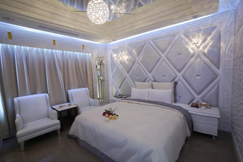 Photo of the whole room, Decorative detail, Bedroom