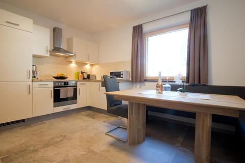 Kitchen or kitchenette, Decorative detail, Dining area