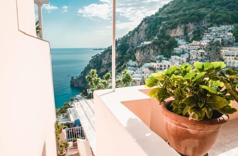 Balcony/Terrace, City view, Landmark view, Mountain view, Sea view, Street view