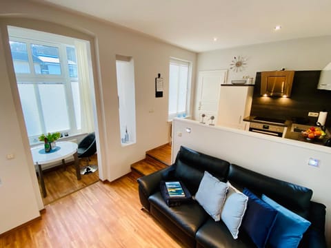 TV and multimedia, Kitchen or kitchenette, Living room, Seating area, Dining area, oven, stove
