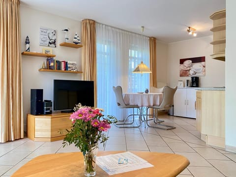 TV and multimedia, Kitchen or kitchenette, Living room, Seating area, Dining area, kitchen