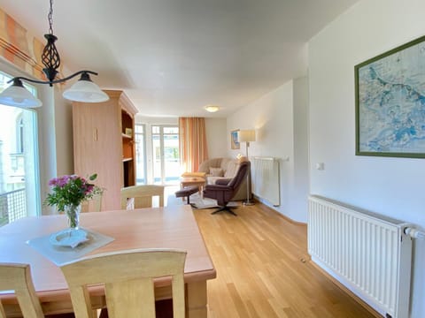 Living room, Seating area, Dining area, internet