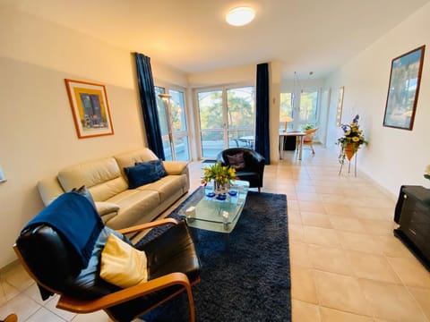 TV and multimedia, Living room, Seating area, Garden view
