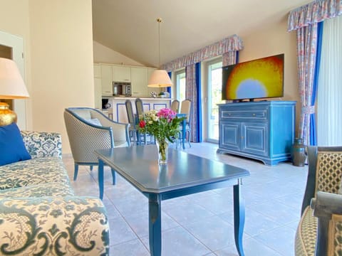 TV and multimedia, Kitchen or kitchenette, Living room, Seating area