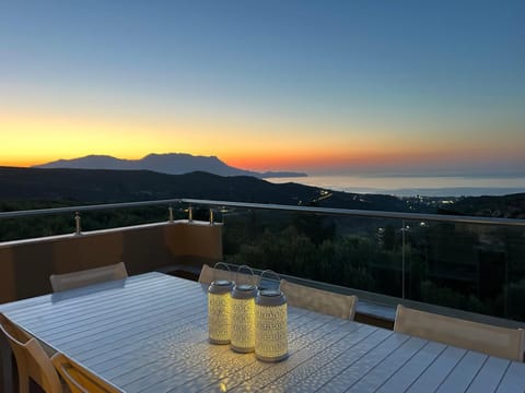 Natural landscape, View (from property/room), Balcony/Terrace, Dining area, Mountain view, Sea view, Sunset