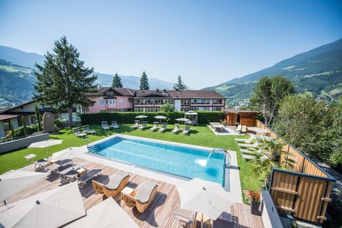 Swimming pool, Swimming pool