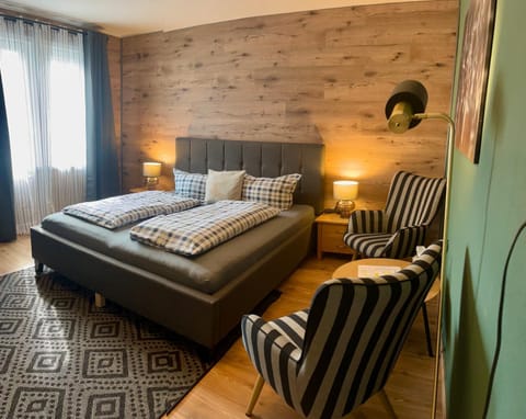 Bed, Photo of the whole room, Seating area