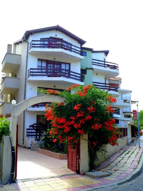 Property building, Patio, Facade/entrance, Garden, Garden view