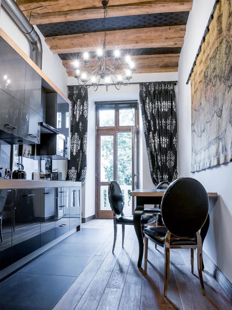 Kitchen or kitchenette, Dining area