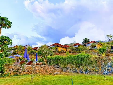 Property building, Neighbourhood, Garden, View (from property/room), Decorative detail