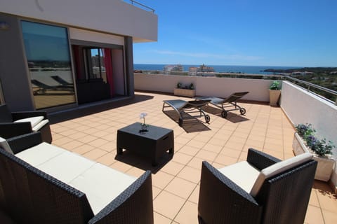 Patio, Staff, Communal lounge/ TV room, Day, People, Bird's eye view, View (from property/room), Balcony/Terrace, Lobby or reception, Lounge or bar, Fitness centre/facilities, Photo of the whole room, Business facilities, Beach, Communal kitchen, Meeting/conference room, Mountain view, Mountain view, Pool view, Pool view, Sea view, Sea view, young children, older children, group of guests, Family, Family