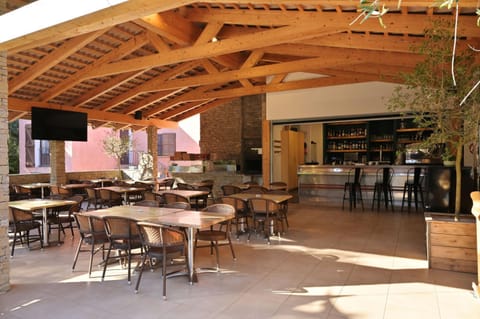 Restaurant/places to eat, Restaurant/places to eat, Lounge or bar, Lounge or bar, Food and drinks, Drinks