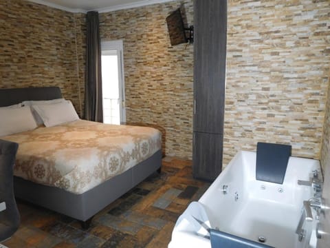 Bed, Hot Tub, TV and multimedia, Bedroom
