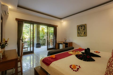 Bed, Photo of the whole room, Seating area, Bedroom, towels, air conditioner