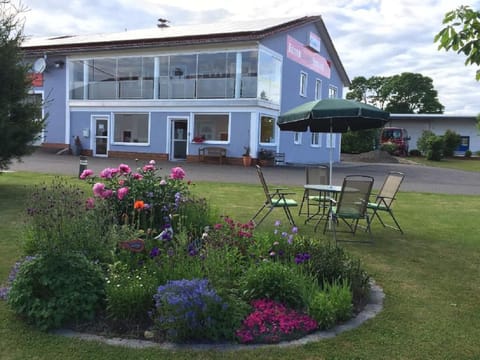Garden, Seating area, Garden view