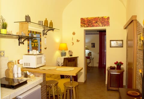 Coffee/tea facilities, Kitchen or kitchenette, Dining area