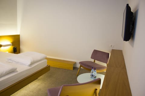 Bed, TV and multimedia, Seating area