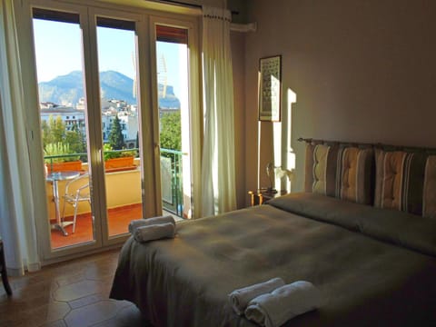 Bed, Garden, Balcony/Terrace, Bedroom, City view, Garden view, Mountain view, Street view