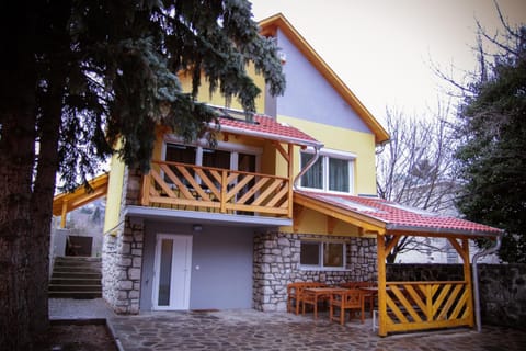 Facade/entrance