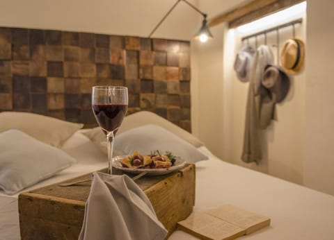 Bed, Food and drinks